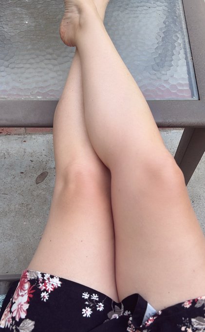 Lounging in the backyard. This weather is a dream https://t.co/4obLosAaeY