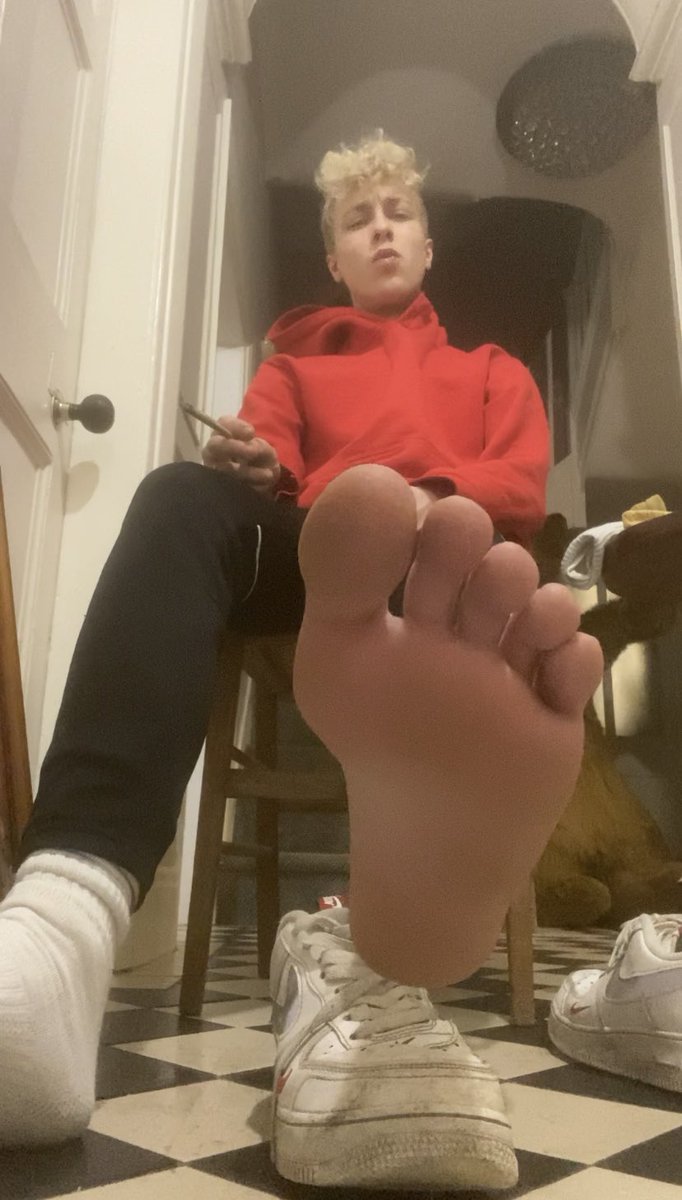 FindomKingCruel's tweet photo. What would you give to be sock gagged sniffing my steamy soles?🤑💷

FinDom PayPig https://t.co/wvEoEViN0e