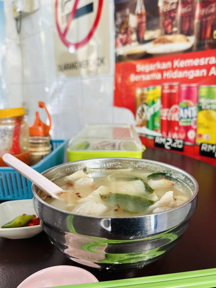 asliborneo's tweet photo. パンミーの麺はKoyak（手ちぎり麺）派。
#コタキナバルの美味しいもの
#マレーシアの美味しいもの
#板麺 #panmee #panmian https://t.co/kFESeXz0Md