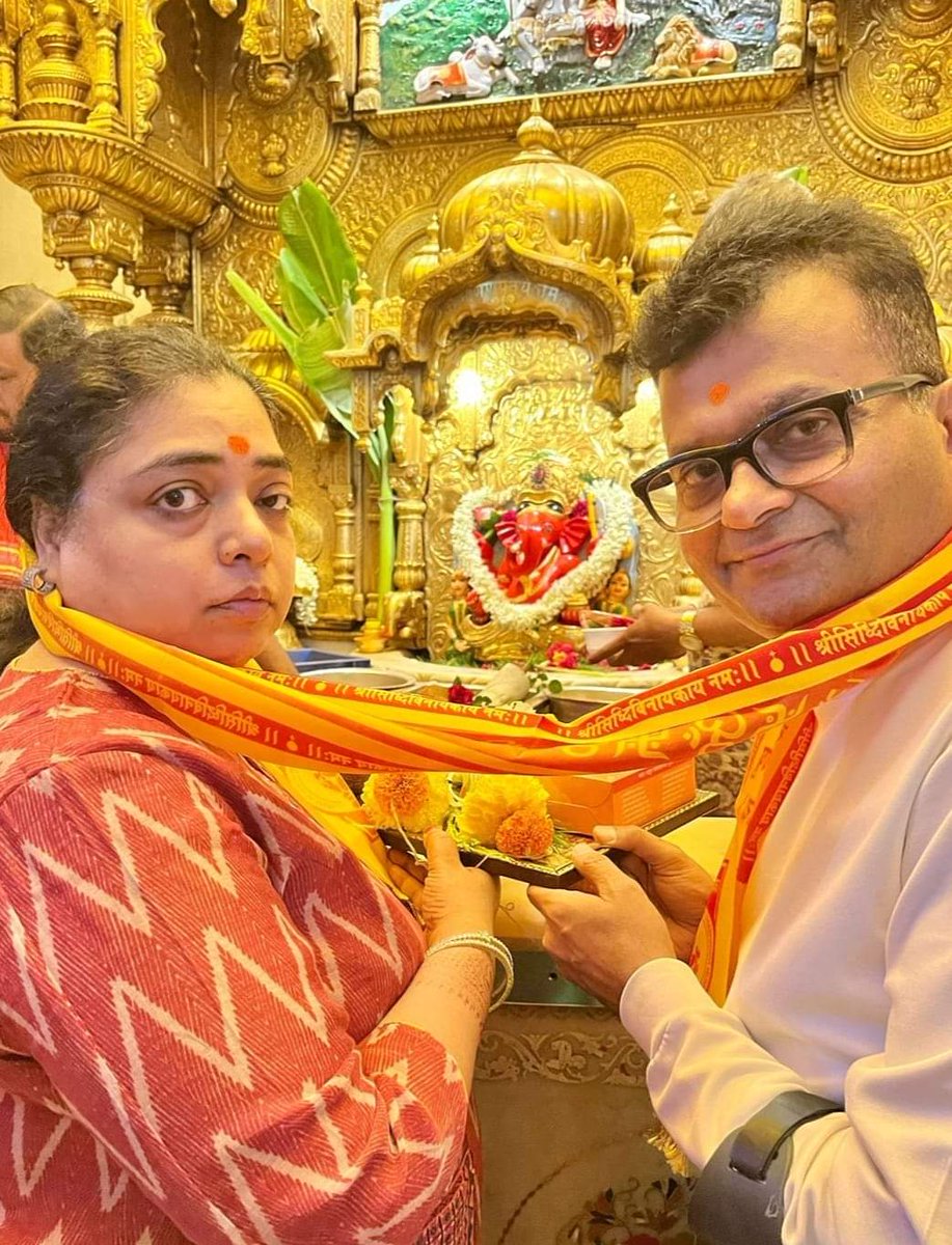 Blessed to seek darshans of #ShreeSiddhivinayak Ganesh Ji. #LordGanesha's blessings has always been with us at all times, but here in the temple, you always feel the presence because of spiritual atmosphere &amp; a sense of belief 
ॐ गं गणपतये नमो नमः श्री सिद्धिविनायक नमो नमः 🙏🥥🌺