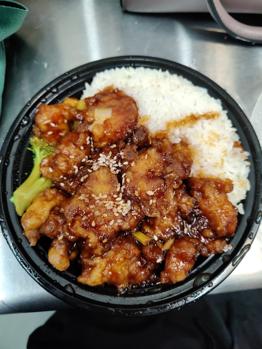 RynginG's tweet photo. This is awesome that I was given a serving of Chinese food from one of the managers at Shake Shack earlier during work after I was recently on TV. This is why I prefer to focus on work and nothing else. I deserve it, regardless. ❤️

#sesamechicken
#goodtuesday
#shakeshack https://t.co/bmEGyWrE5s