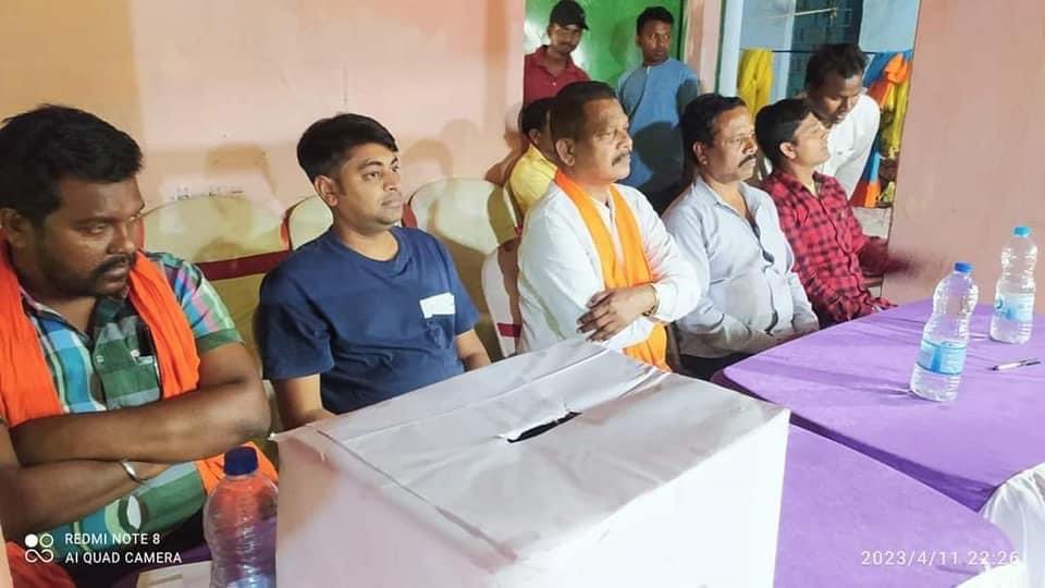 Kaushikkumar8's tweet photo. घाटशिला प्रखंड अंतर्गत गालूडीह क्षेत्र के जोड़िसा पंचायत के ग्राम बगालगोड़ा  में आयोजित अखंड हरिनाम संकीर्तन में सम्मिलित होकर प्रभु का आशीर्वाद प्राप्त हुआ।

#हरे_रामा_हरे_कृष्णा 
#राधे_राधे 
@BJP4Jharkhand 
@BJYMinJH @BJYM @imanishdubeybjp @kislay_official https://t.co/FAWFhtEqIh
