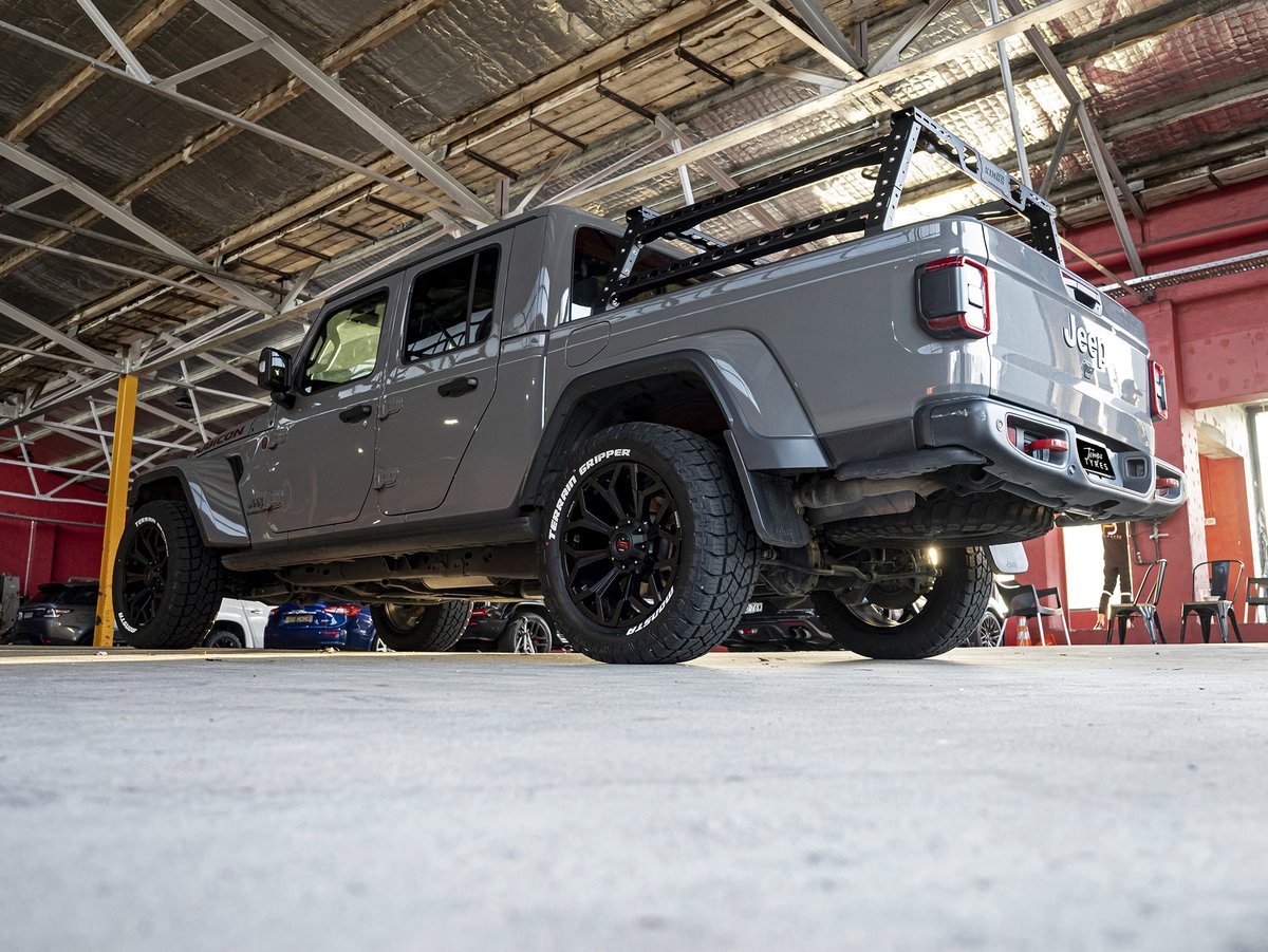 TempeTyres's tweet photo. JEEP GLADIATOR 2022 ⚔️🦁
Wheels: Simmons Max X11
Colour: Matte Black Laser Text
Size: 20 Inch
Tyres
Monsta Terrain Gripper
285/55R20
#jeep #jeeps #jeeplife #jeepnation #jeepnationtv #jeepsofinstagram #jeeplove #jeeppics #jeepgladiator #gladiator #4x4australia #australia https://t.co/V5QmyzkzXz