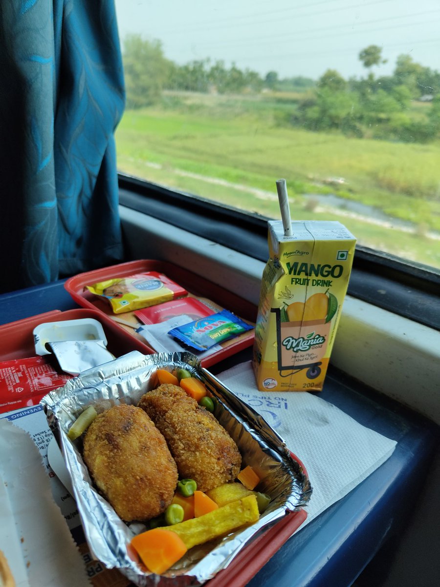 Crazee_Mink's tweet photo. Starting the day off right on the rails! 🚂🌅🍴 Enjoying a delicious, fresh breakfast on 20503 #RajdhaniExpress Grateful for the efforts of Indian Railways in providing safe, efficient &amp; comfortable transportation for millions of people. @RailNf
@RailwaySeva @IRCTCofficial https://t.co/UjENqZaEEL