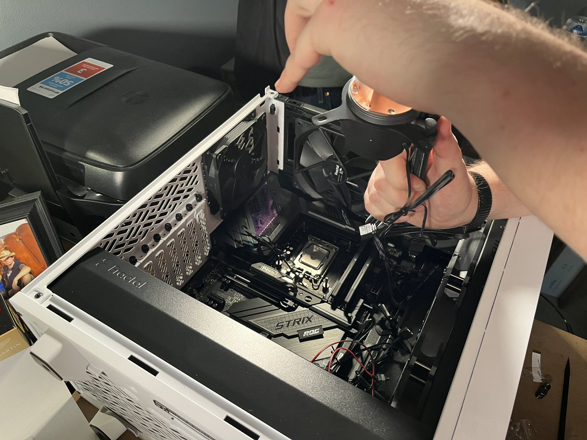 COSFilmsINC's tweet photo. We are onto our 4th computer build for this year!
This time for a client and he’s looking the get a new editing PC assembled.
Let’s get to it!
#pcbuild #editingpc #creatives #videoproduction #filmediting #filmmaking #shortfilms #milwaukee #wisconsin https://t.co/K42M0I6RLX