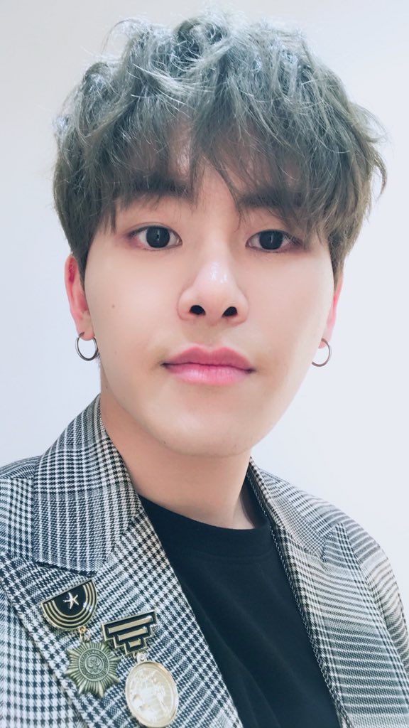 2018년 4월의 아이돌즈
이 둘은
2022년 4월에 비엠비 솔로지원을 하고
같은 팀이 되어서
2023년 4월엔 같이 팬미팅을 한다...!
😳🤭🥹