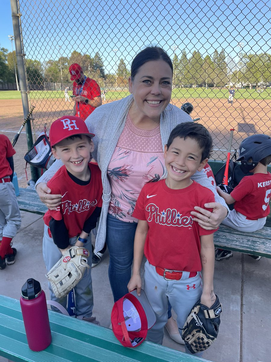 MsKoontzMDUSD's tweet photo. Sooo fun to catch so many Gators on the baseball field tonight! Thanks for inviting me 💜🐊⚾️ #relationshipsmatter
#gatorprin https://t.co/3c9dQHzLq2