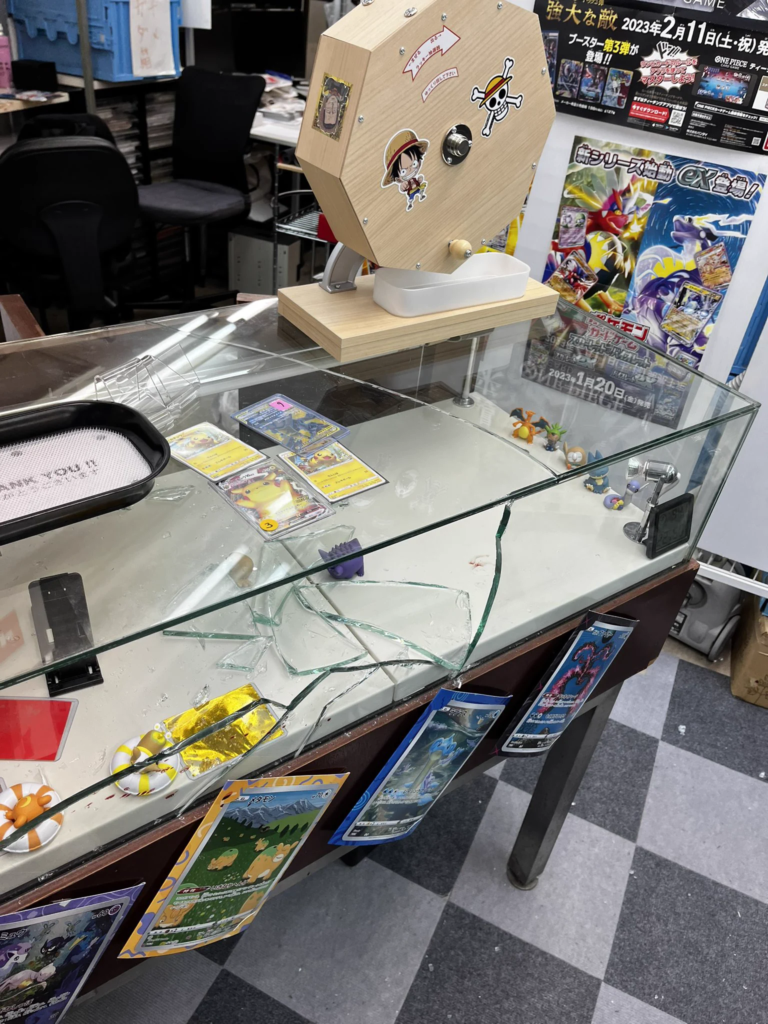 秋葉原のトレカ×ヘッドに窃盗が入った。ガラスが割られ、カードが盗まれた！