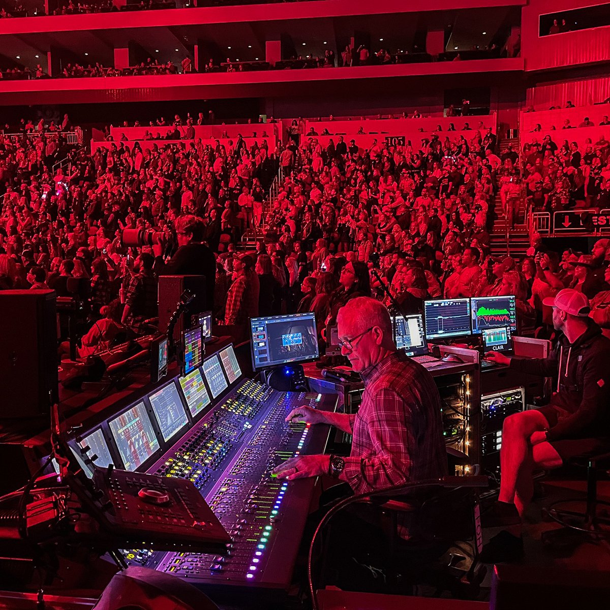 AvidLiveSound's tweet photo. 😍 Robert Scovill mixing FOH for Kenny Chesney
📷 https://t.co/zJuDVp5nWk
▶️ https://t.co/hElVavmyPd
#eldonsboyontour #avidlivesound #clairglobal #kennychesney #noshoesnation #avids6l #venues6l #avid https://t.co/mJrYC7Pa2a