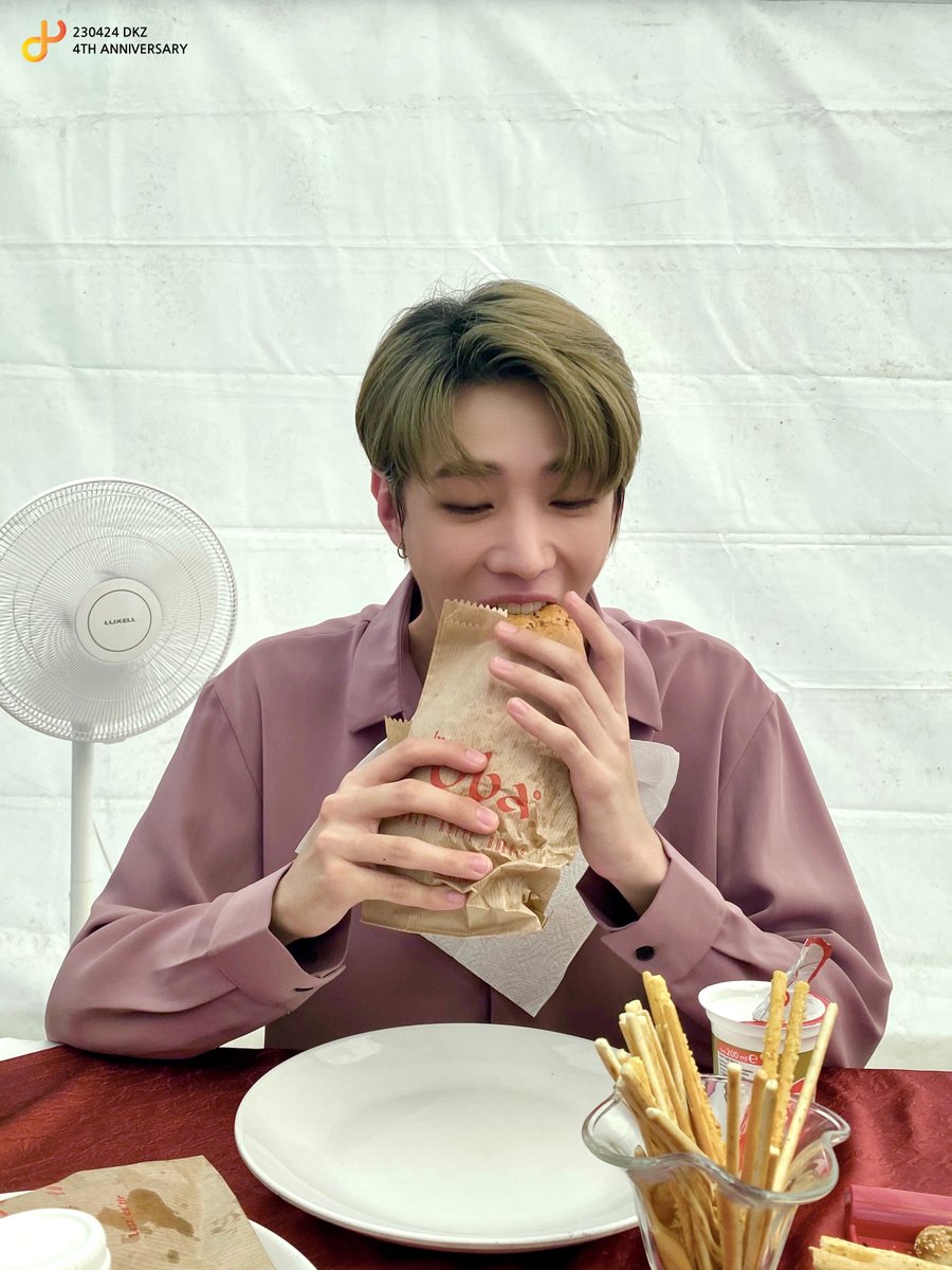 dkz_dy's tweet photo. #DKZ_4TH_DEBUT 🥳🔙

#DKZ #디케이지 https://t.co/bMRo5PcLAD