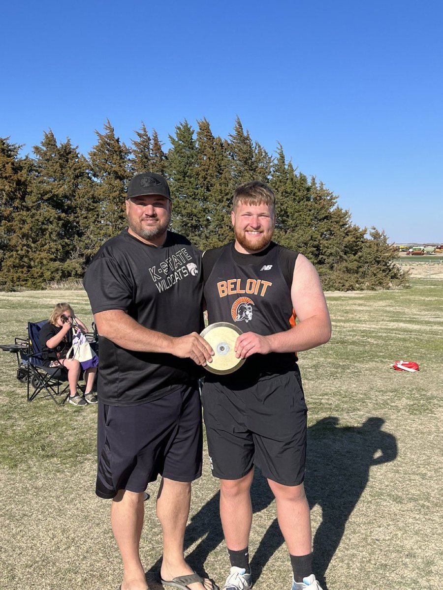 sportsinkansas's tweet photo. Grady Seyfert of Beloit broke the school discus record tonight, throwing 195’8”

Pictured with previous record holder Tony Thompson who held the BHS record for 25 years at 194’7”. Seyfert broke it using the same discus that Tony threw.

Seyfert also the 2x SIK Defensive Player of the Year in 🏈 
#sportsinkansas