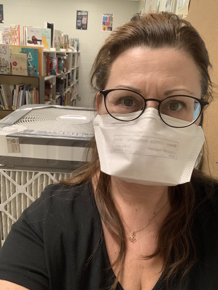 Lillymaxx's tweet photo. Hi! I’m Lilly. I live in Québec, Canada, and I refuse to accept that infections and reinfections are inevitable!
It’s a shame!
I will continue do my utmost to break chains of transmission, even if most don’t. #N95 #CorsiRosenthalBox 
What about you? https://t.co/3qtMDtxOix
