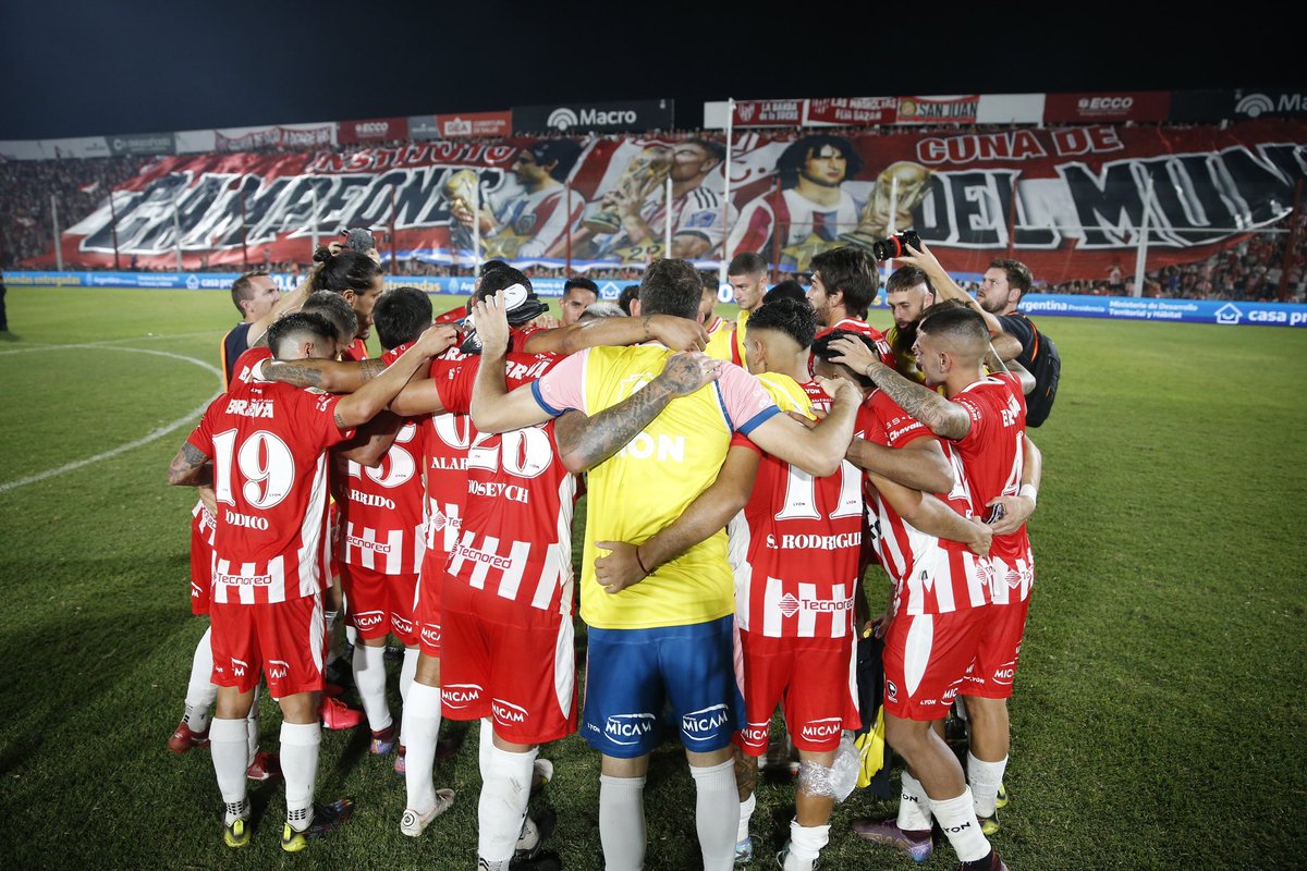 Franco sacó todo, los centrales volvieron a ser los de principios de torneo (cerrada de ortos de LM), Bay cumplió, el doble 5 dos relojitos, sexual partido del gato, bien Santi, Cuello y Axel flojitos. Masterclass de Lucas Alfredo Bovaglio🚬
Triunfazo en casa, VAMOS GLORIA!🇦🇹