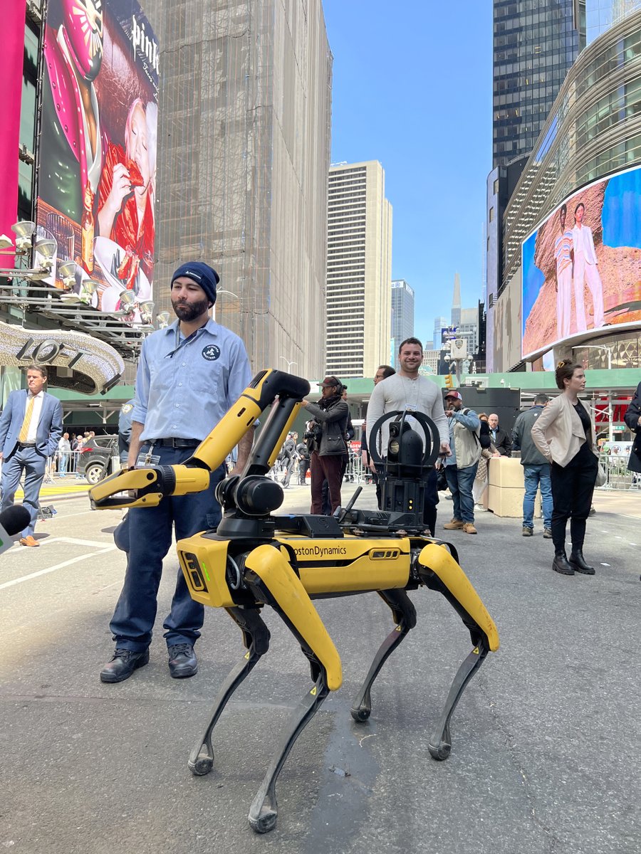 lopezdoriga's tweet photo. La ciudad de Nueva York integrará a la plantilla de su Departamento de Policía varios robots que ayudarán a los agentes humanos a mantener la seguridad en la Gran Manzana.

¿Qué opinan?

(VIDEO) https://t.co/J4rzopLA5I https://t.co/9995WV8DgW