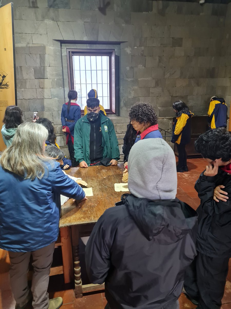 INSAT_VALD's tweet photo. Hoy alumn@s de las Especialidades de Turismo y Administración visitaron el Castillo de Niebla, para conocer acerca de sus servicios, administración y el legado cultural e histórico que posee. @Carla_Amtmann @seremieducrios @JuanPabloGerter @daemvaldivia https://t.co/bqrAyIWyOy