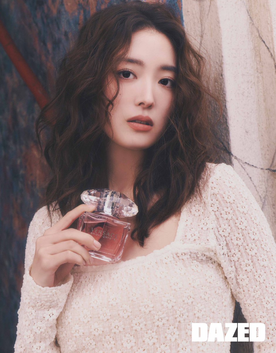 DazedKorea's tweet photo. LALALA #협찬

이세영, 골똘히 뱉어내는 말 한마디부터 온기를 품은 미소까지 다 사랑스러워. 

#marieclaire #마리끌레르 #Vedivero #베디베로 #VERSACE #베르사체 

더 많은 화보와 기사는 <데이즈드> 스페셜 에디션 에서 만나볼 수 있습니다. https://t.co/yNUYYuWK1b