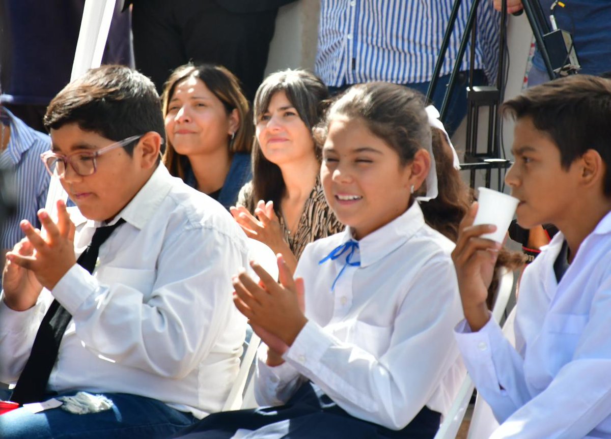 Fuimos parte de la felicidad de niños, maestros y más de 45 familias de parajes de Ruta 5, en las que desde hoy podrán estar conectados al mundo con puntos de accesos libres y domiciliarias

La emoción de cada peque la atesoramos en el corazón
#ConectividadRural
RQ + AM 
#Motepo