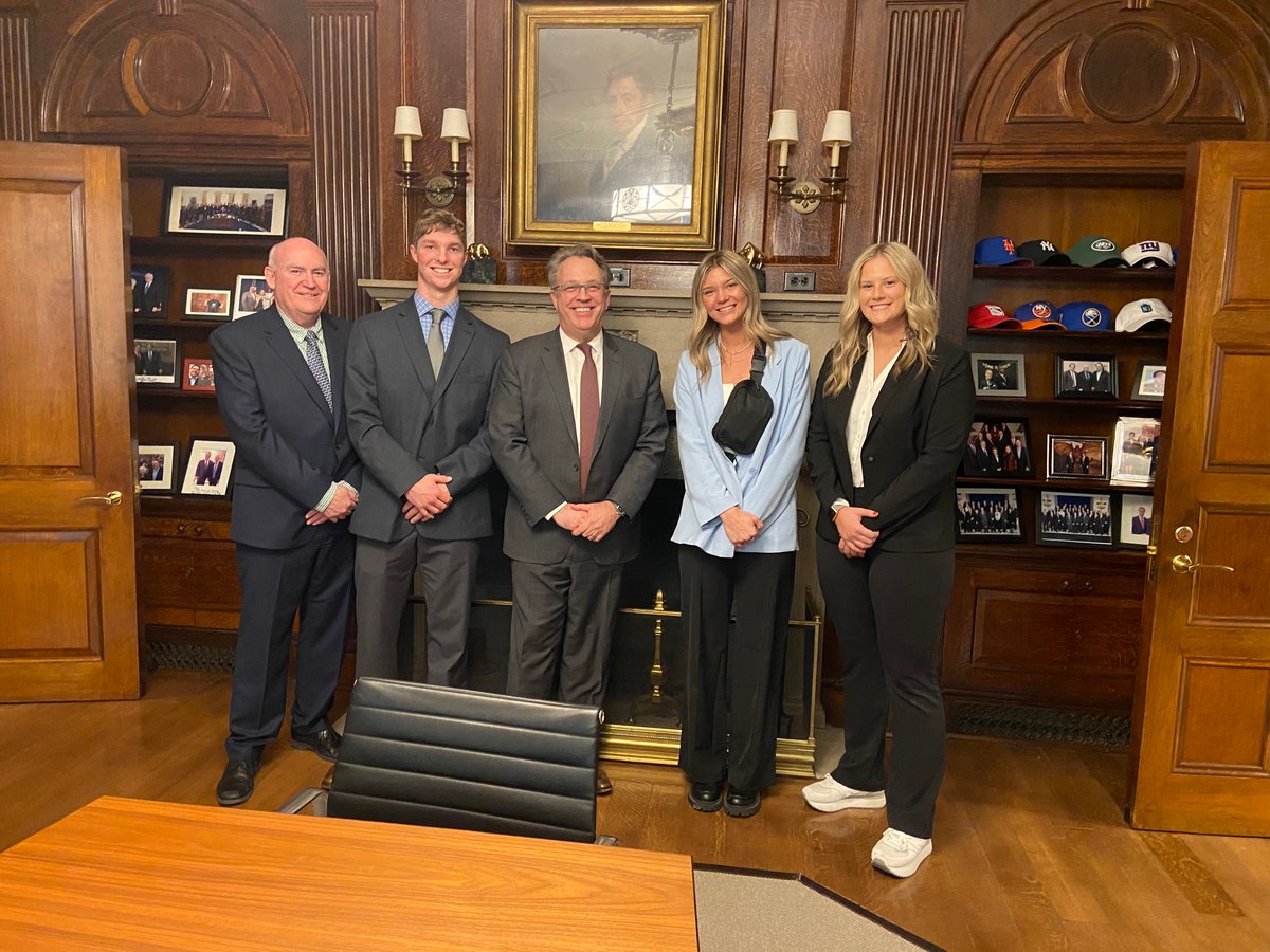 IUE_ENTR's tweet photo. It was a rewarding day as an @iueast Professor to have the opportunity to share with a world leader of #finance and #economics President John Williams at the Federal Reserve Bank of New York City while mentoring the students.  @iueredwolves @KelleyIndy https://t.co/YhvengIudW