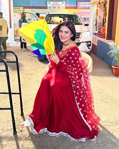 DheeshraFandom's tweet photo. She Inspired us Everyday 💕
Working With Broken leg.. So Proud to Stand Her...Get Well Soonest BabyDoll!!! 🧿❤‍🩹🥹🤲

#ShraddhaArya #PreetaKaranLuthra #KundaliBhagya #SAryans #TheDheeShraFandom @AryaSmilesa https://t.co/52cZZp8Nfr