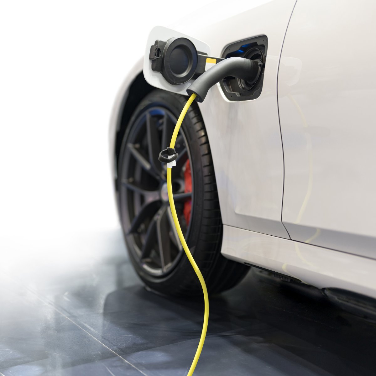 🚀 Elektrotechniker treiben die #Elektromobilität voran! Sie planen und bauen komplexe Ladeinfrastrukturen für sicheres und effizientes Aufladen von Elektrofahrzeugen 🔌🚗 Entdecke mehr auf LinkedIn &amp; gestalte die #ZukunftDerMobilität mit! 💬👥