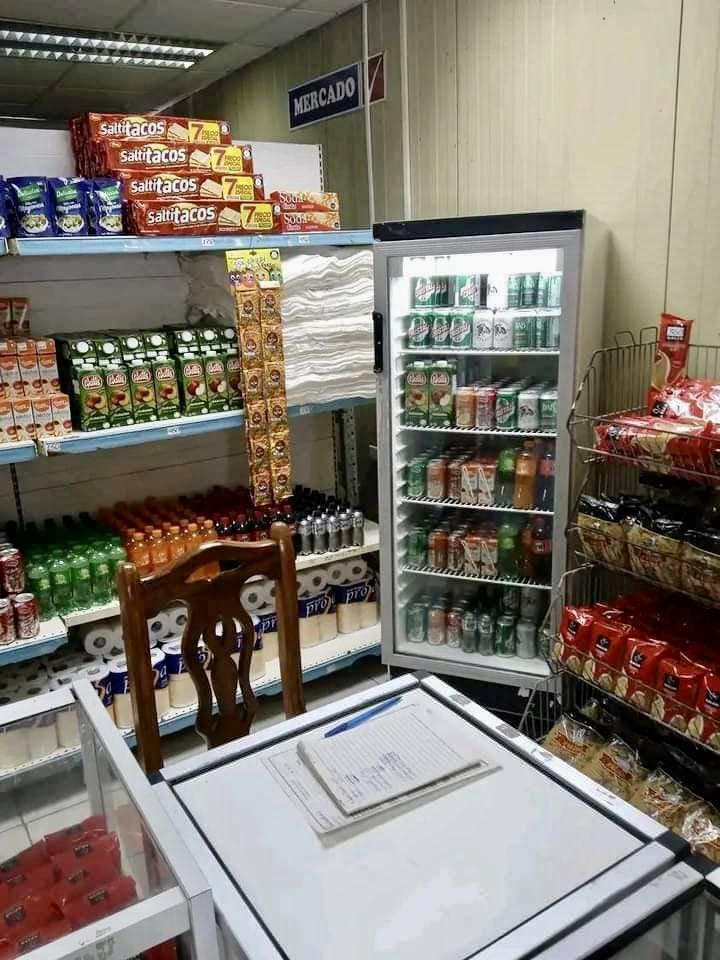 yosoyliborio's tweet photo. ¿Recuerdan cuando #PuestoADedo mencionó los "excesos del neoliberalismo"? 
 “Lo que hay en las tiendas al precio que haya, que compre el que puede y el otro, sálvese como pueda.” 
Eso es exactamente lo que está ocurriendo en #CubaEstadoFallido. 🤷🏼
#PeorImposible https://t.co/GKHXQm0ceD