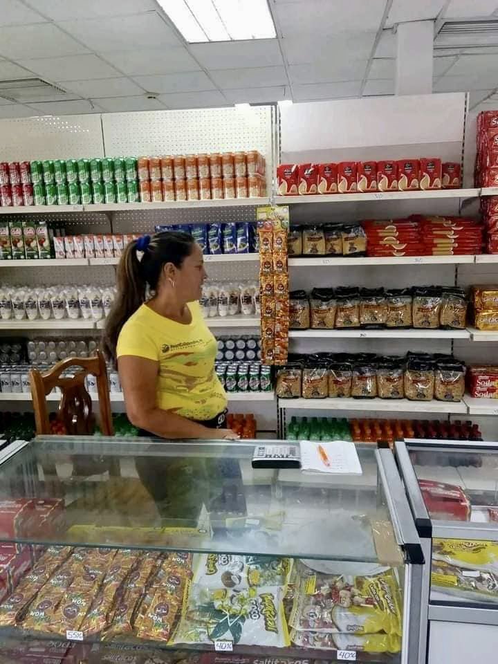 yosoyliborio's tweet photo. ¿Recuerdan cuando #PuestoADedo mencionó los "excesos del neoliberalismo"? 
 “Lo que hay en las tiendas al precio que haya, que compre el que puede y el otro, sálvese como pueda.” 
Eso es exactamente lo que está ocurriendo en #CubaEstadoFallido. 🤷🏼
#PeorImposible https://t.co/GKHXQm0ceD