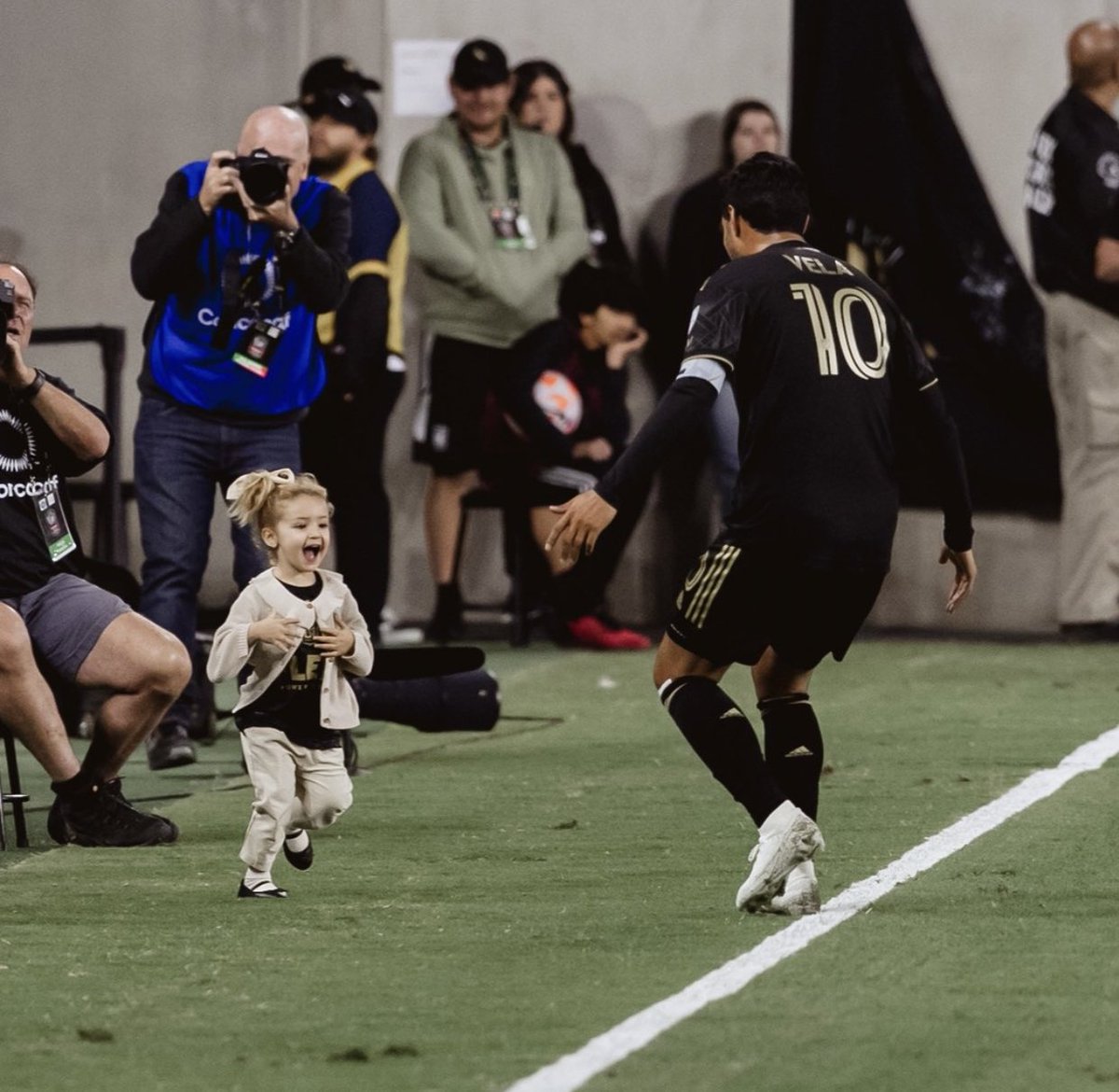 SanCadilla's tweet photo. El festejo de Carlos Vela con su hija 🥹 https://t.co/27ryeTFbV5