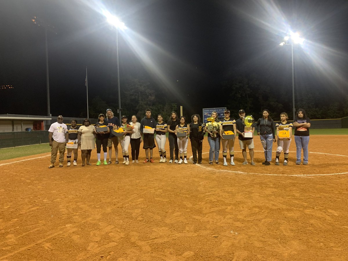 SoftballIke's tweet photo. Major S/O and congratulations to My’Kea McLenon, Audrey Bishop, Citlaly Millan, Isah Reyna, Mai Nguyen, @karismagarcia27 , and Nataly Garcia as we celebrate them on Senior Night!!! We look forward to watching everyone grow in this next chapter of life! SWOOOPPP!!! https://t.co/ewqtVBdRx1