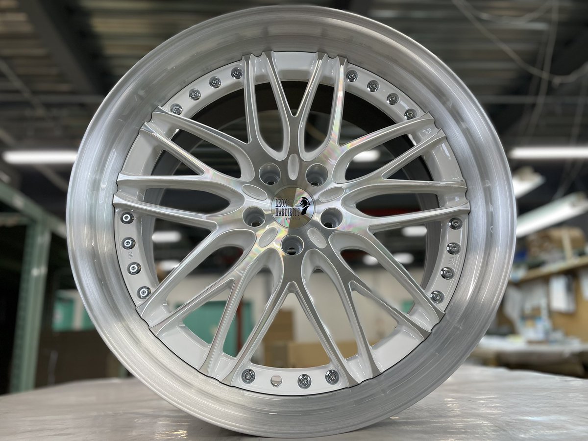 superstarwheel's tweet photo. ロングセラーモデル「ビューゲル」
カラーは定番のシルバーポリッシュですが、アウターリムはブラッシュドをチョイス。
マルチピースホイールならではのセレクトです。
https://t.co/AFlzfd6xod
#leonhardiritt #bugel #レオンハルト #ビューゲル #ロングセラーホイール #メッシュホイール https://t.co/MaYyYmQlwD