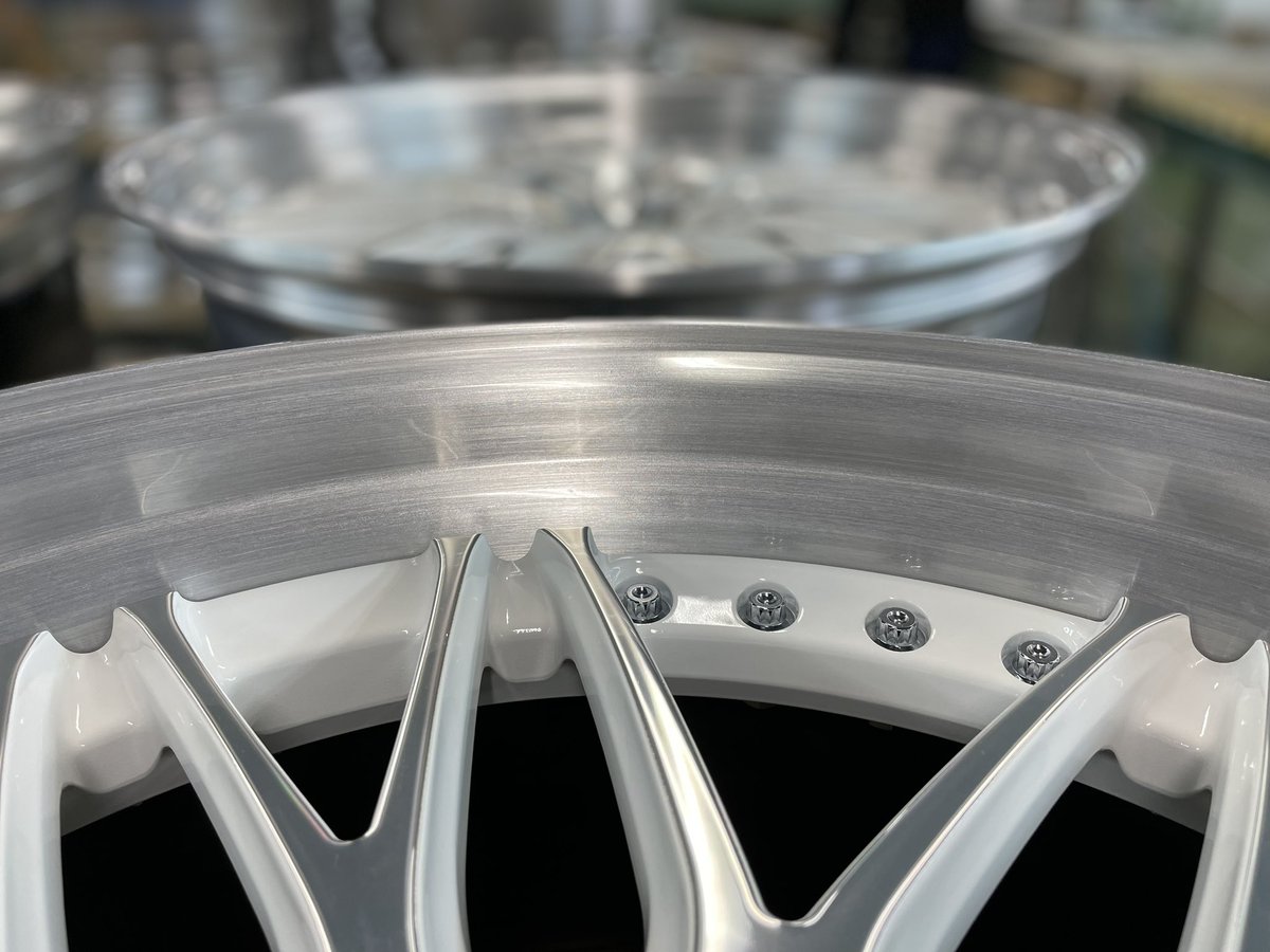 superstarwheel's tweet photo. ロングセラーモデル「ビューゲル」
カラーは定番のシルバーポリッシュですが、アウターリムはブラッシュドをチョイス。
マルチピースホイールならではのセレクトです。
https://t.co/AFlzfd6xod
#leonhardiritt #bugel #レオンハルト #ビューゲル #ロングセラーホイール #メッシュホイール https://t.co/MaYyYmQlwD