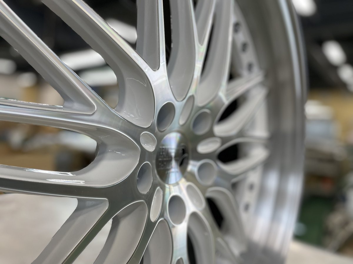 superstarwheel's tweet photo. ロングセラーモデル「ビューゲル」
カラーは定番のシルバーポリッシュですが、アウターリムはブラッシュドをチョイス。
マルチピースホイールならではのセレクトです。
https://t.co/AFlzfd6xod
#leonhardiritt #bugel #レオンハルト #ビューゲル #ロングセラーホイール #メッシュホイール https://t.co/MaYyYmQlwD