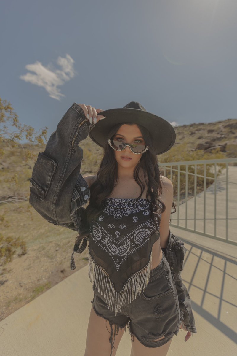 makennaelisee's tweet photo. Obsessed with the fits &amp; this shoot  even though I’m holding my hat in 98% of them…it was windy ok 
Photographer: @FriedmanAbbey 
Glam/stylist: @gglamzy https://t.co/4bGTe2oDUu
