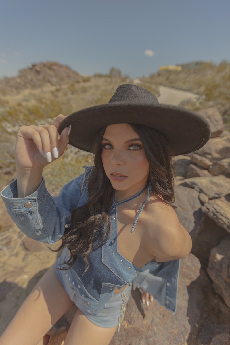 makennaelisee's tweet photo. Obsessed with the fits &amp; this shoot  even though I’m holding my hat in 98% of them…it was windy ok 
Photographer: @FriedmanAbbey 
Glam/stylist: @gglamzy https://t.co/4bGTe2oDUu
