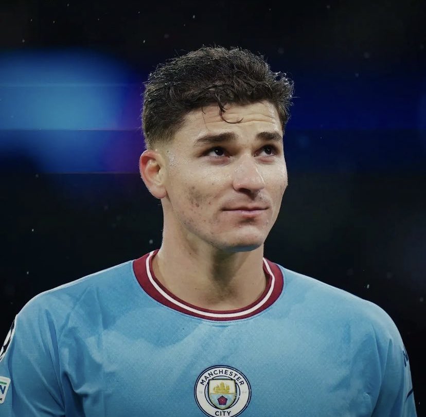 Juezcentral's tweet photo. Cuando juegan poco, hay dos tipos de futbolistas. Unos que se quejan por los pocos minutos que les dan. Otros, como Julián Álvarez, que aprovechan cada segundo. El fin de semana vs Southampton jugó 20 minutos y anotó un gol.

Hoy, vs Bayern, jugó 22 minutos y participó en la jugada del tercer gol. Además, generó dos oportunidades claras.

Hace 4 meses ganó un Mundial como debutante y ahora va por una semi de Champions (también como debutante). La Araña es tremenda.