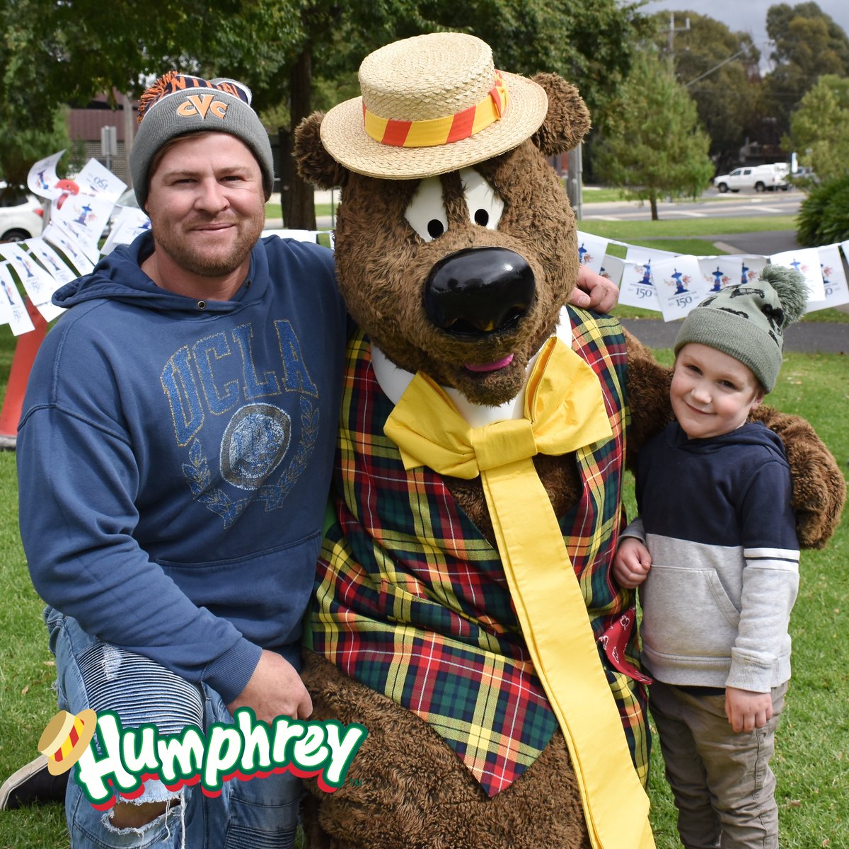 humphreybbeartv's tweet photo. Such a lovely way to spend Easter Monday! 🐣🌈
Humphrey loved meeting his friends at the Bendigo Easter Fair Society's Family Fun Day! 🎪❤️
Thanks for Singing &amp; Dancing with Humphrey at the Teddy Bear's Picnic! 🧸🍯
#hbb #humphreybbear #explorebendigo #bendigo #happyeaster https://t.co/acO8p50soq