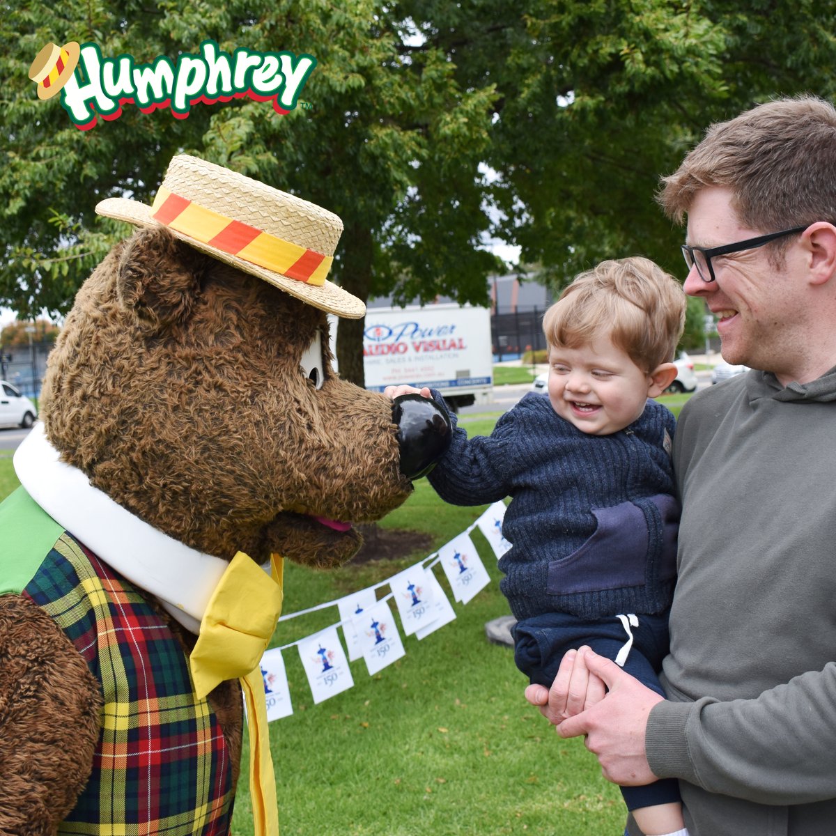 humphreybbeartv's tweet photo. Such a lovely way to spend Easter Monday! 🐣🌈
Humphrey loved meeting his friends at the Bendigo Easter Fair Society's Family Fun Day! 🎪❤️
Thanks for Singing &amp; Dancing with Humphrey at the Teddy Bear's Picnic! 🧸🍯
#hbb #humphreybbear #explorebendigo #bendigo #happyeaster https://t.co/acO8p50soq