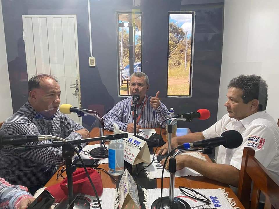 OviedoFidel's tweet photo. "Agradezco invitación a amigos de la Radio La Voz 104.7 FM Capiibary-San Pedro" @JuanAfara compartió su proyecto de reelección al senado #Lista1 #Opcion10
Conversaron sobre el trabajo legislativo y propuestas políticas para seguir apoyando al desarrollo del país desde el Senado https://t.co/nCorg6yJGD