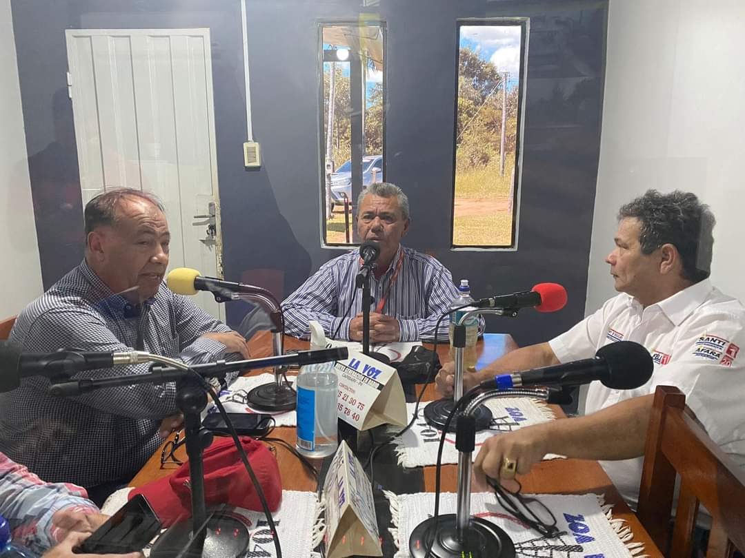 OviedoFidel's tweet photo. "Agradezco invitación a amigos de la Radio La Voz 104.7 FM Capiibary-San Pedro" @JuanAfara compartió su proyecto de reelección al senado #Lista1 #Opcion10
Conversaron sobre el trabajo legislativo y propuestas políticas para seguir apoyando al desarrollo del país desde el Senado https://t.co/nCorg6yJGD