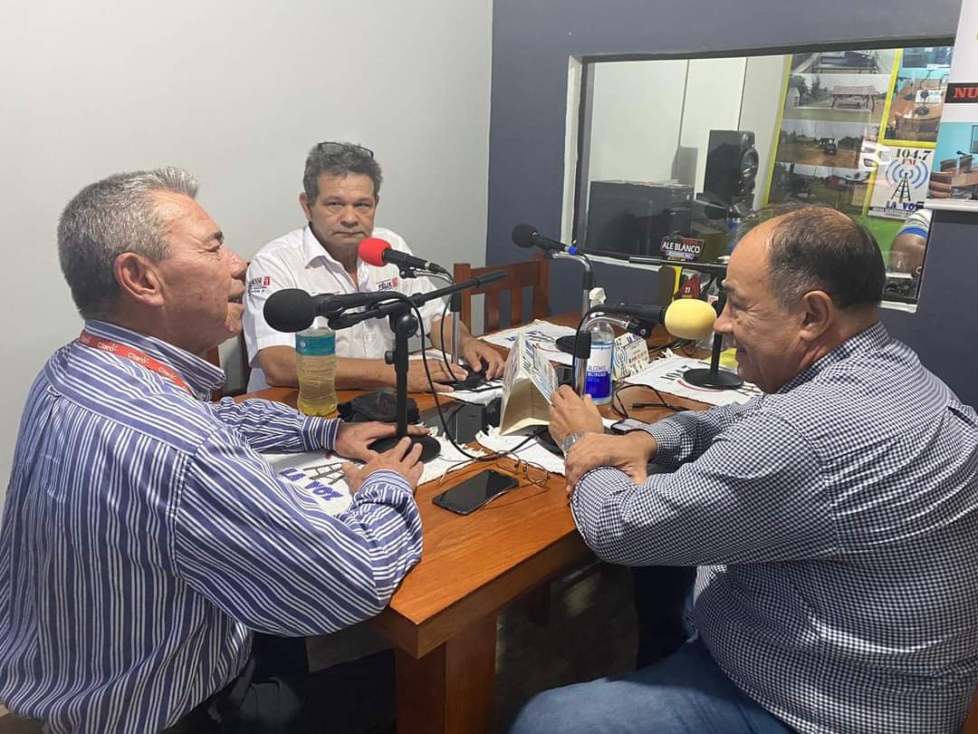 OviedoFidel's tweet photo. "Agradezco invitación a amigos de la Radio La Voz 104.7 FM Capiibary-San Pedro" @JuanAfara compartió su proyecto de reelección al senado #Lista1 #Opcion10
Conversaron sobre el trabajo legislativo y propuestas políticas para seguir apoyando al desarrollo del país desde el Senado https://t.co/nCorg6yJGD