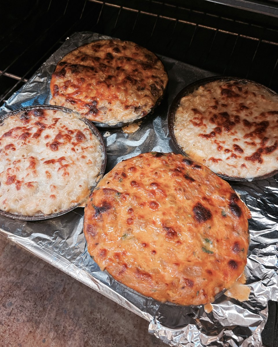 Take &amp; Bake night. As the kids say “Easy peasy lemon squeezy!” 🧡

#macandcheese #cheesygoodness #familydinner