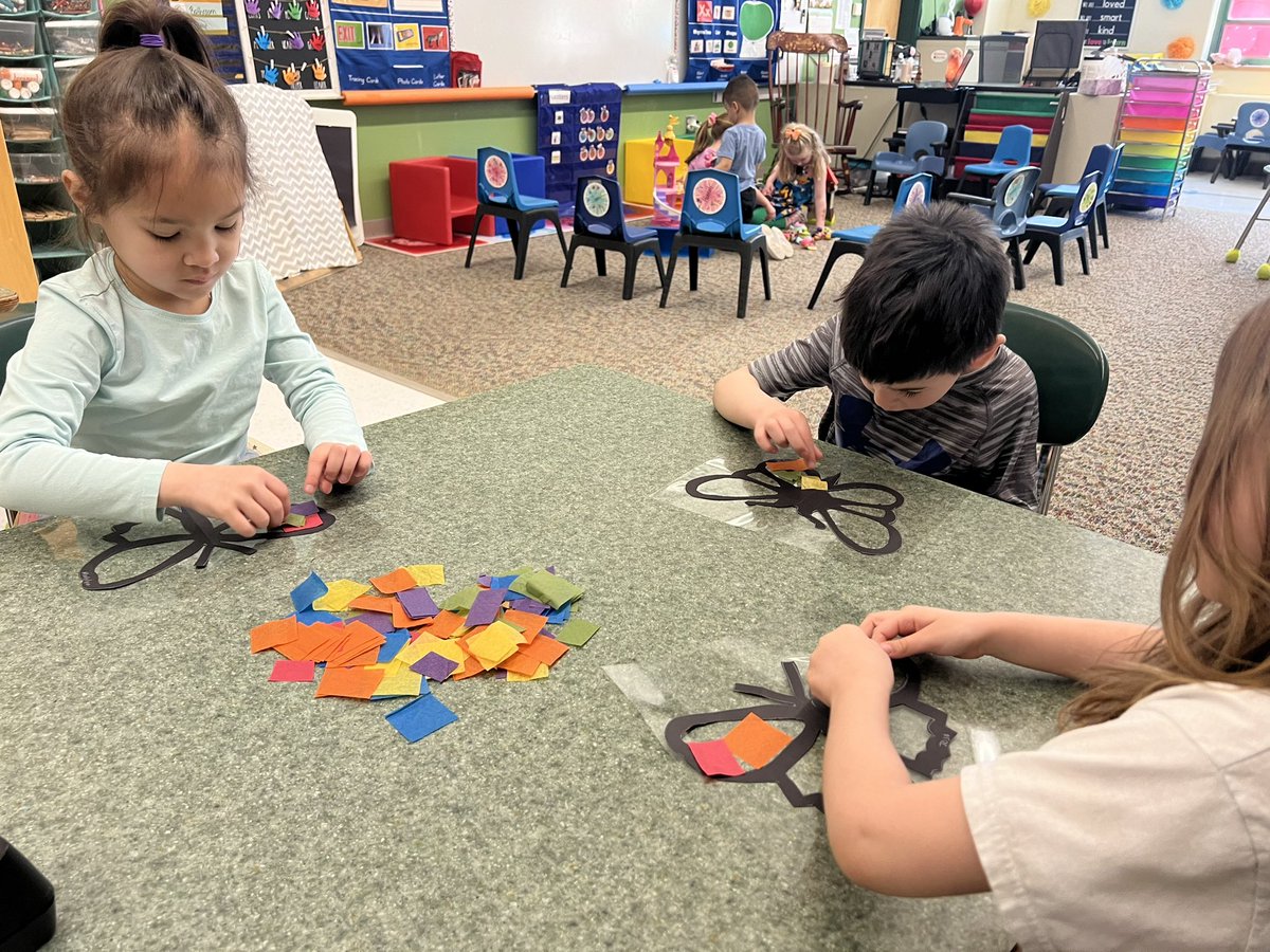 kahyphen1's tweet photo. I spy with my little eyeβ¦π¦ in the spring! #woburnslittlestlearners #windowart #centersarefun @WPS_Shamrock @WoburnSchools https://t.co/PM5mrwIoKD