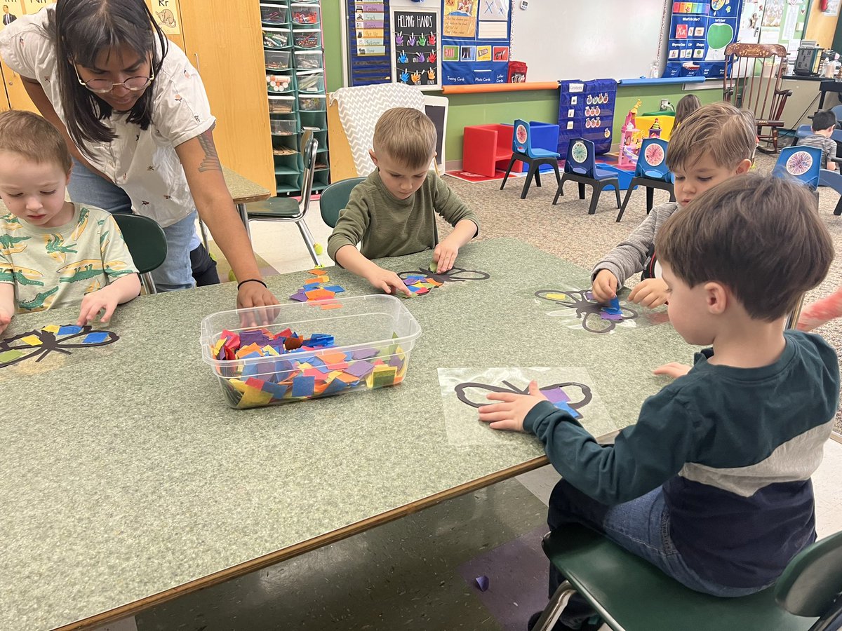 kahyphen1's tweet photo. I spy with my little eyeβ¦π¦ in the spring! #woburnslittlestlearners #windowart #centersarefun @WPS_Shamrock @WoburnSchools https://t.co/PM5mrwIoKD