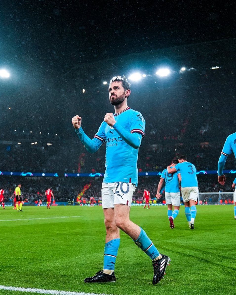 رجل ابن رجل ابن رجل، مهما تكلم ومهما صار بيبقى احد اكبر اللاعبين بالسيتي، لاعب لا غنى عنه ولا في اي لاعب بالعالم ممكن يعوضه ..

بيرناردو سيلفا حب عظيم ♥️