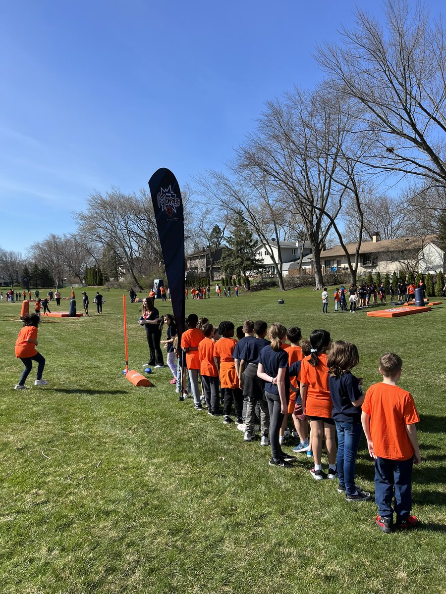 AngelaG730's tweet photo. What a day! The  Bears clinic and the Mayor visited Lake Louise today. The weather was gorgeous and we had SO much fun! 🧸🏈🏃🏾‍♀️🏃@LakeLouiseLions @JRiehman #ProudToBe15 #movement @D15Schools https://t.co/q332Ta2eH9