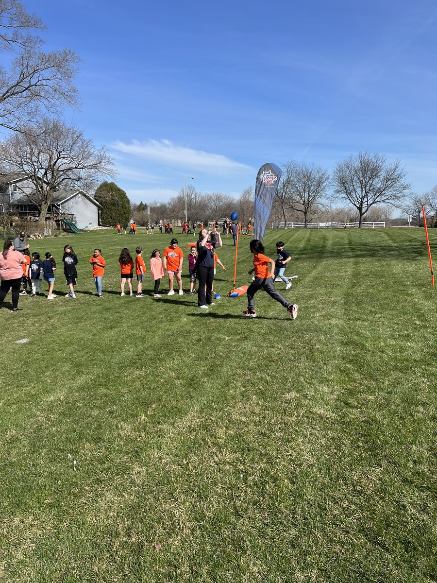 AngelaG730's tweet photo. What a day! The  Bears clinic and the Mayor visited Lake Louise today. The weather was gorgeous and we had SO much fun! 🧸🏈🏃🏾‍♀️🏃@LakeLouiseLions @JRiehman #ProudToBe15 #movement @D15Schools https://t.co/q332Ta2eH9