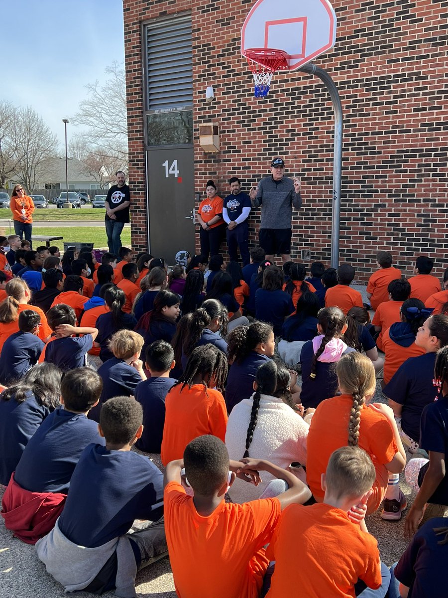 AngelaG730's tweet photo. What a day! The  Bears clinic and the Mayor visited Lake Louise today. The weather was gorgeous and we had SO much fun! 🧸🏈🏃🏾‍♀️🏃@LakeLouiseLions @JRiehman #ProudToBe15 #movement @D15Schools https://t.co/q332Ta2eH9
