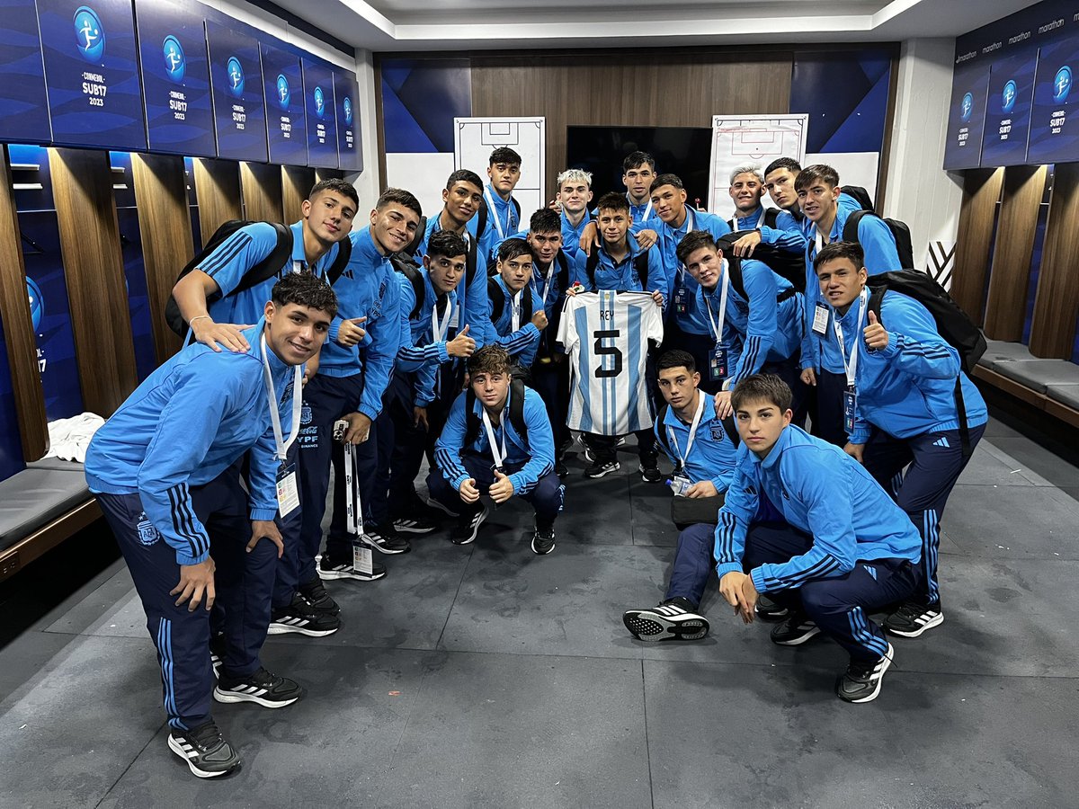 famalovato's tweet photo. TODOS JUNTOS SIEMPRE!!!
#VamosArgentina #Sub17 https://t.co/cbdpzH6xZF
