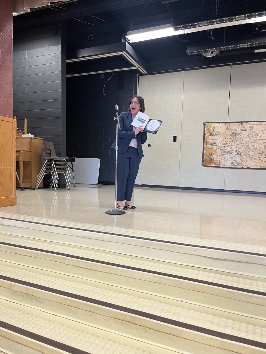 PADeptofEd's tweet photo. Today, Executive Deputy Secretary Angela Fitterer visited Centre Hall Elementary School where she selected a book, Aliana Reaches for the Moon by Laura Roettiger, from the school’s Golden Ticket to Literacy book vending machine and read to students. 
 
https://t.co/ATUiau3xjB https://t.co/Kqy7vPZh5y