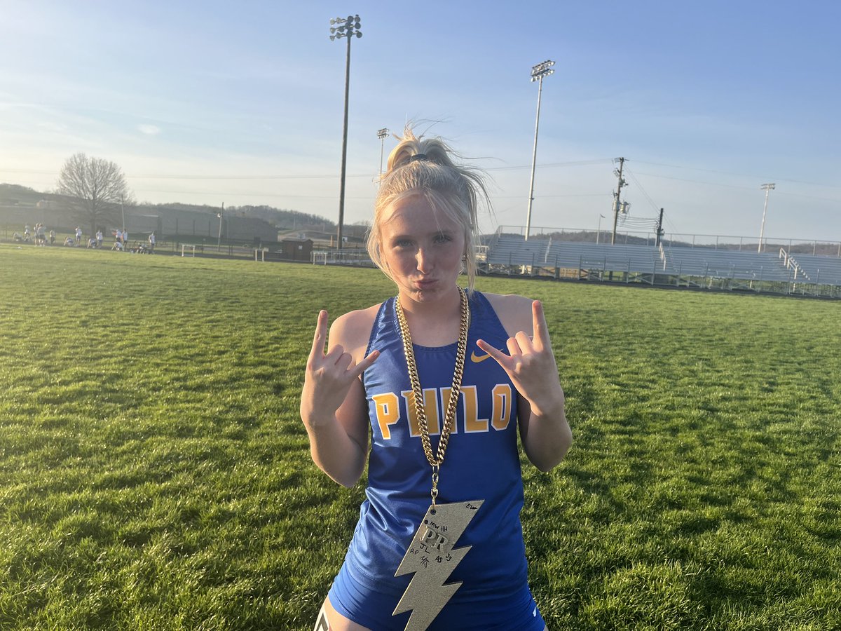 MrMose_PHS's tweet image. Ang (28.5)  and Sara (29.3) with PRs in the 200m this evening. Nice job ladies with the #phsdubchain earn tonight. #FLSD