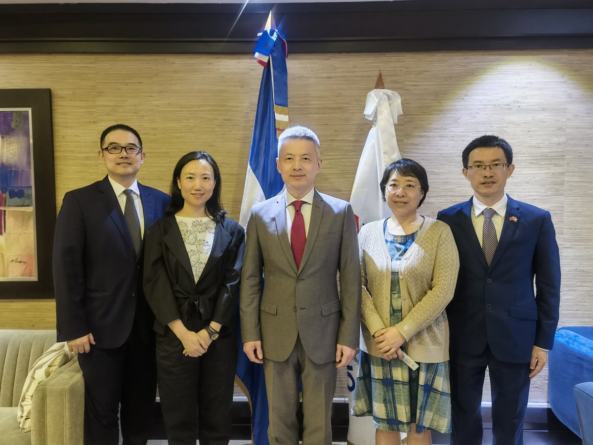 ChinaEmbajadaRD's tweet photo. Hoy inicia un nuevo viaje de fortalecimiento en las relaciones bilaterales entre 🇨🇳 y 🇩🇴.
Damos la más cordial bienvenida a nuestro nuevo embajador de #China en #RepúblicaDominicana, el Excmo. Sr. Chen Luning @EmbChenLuning .
🇨🇳🤝🇩🇴 @PresidenciaRD @MIREXRD https://t.co/Q6UPSPKygR